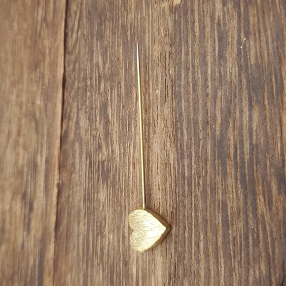 B639 estate heart‎ pin
